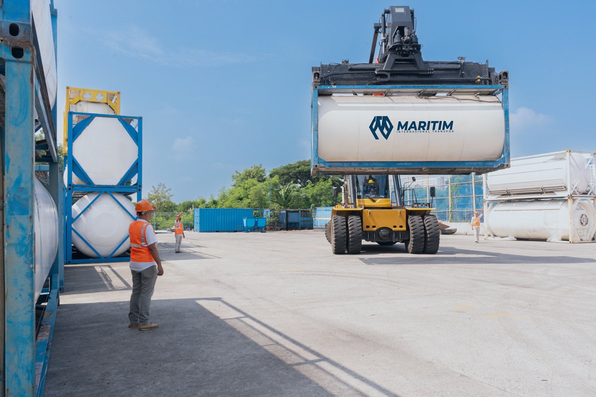 Liquid cargo isotank and flexibag logistics solutions